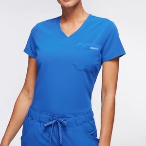 Jaanu 2-pocket scrub top in royal blue